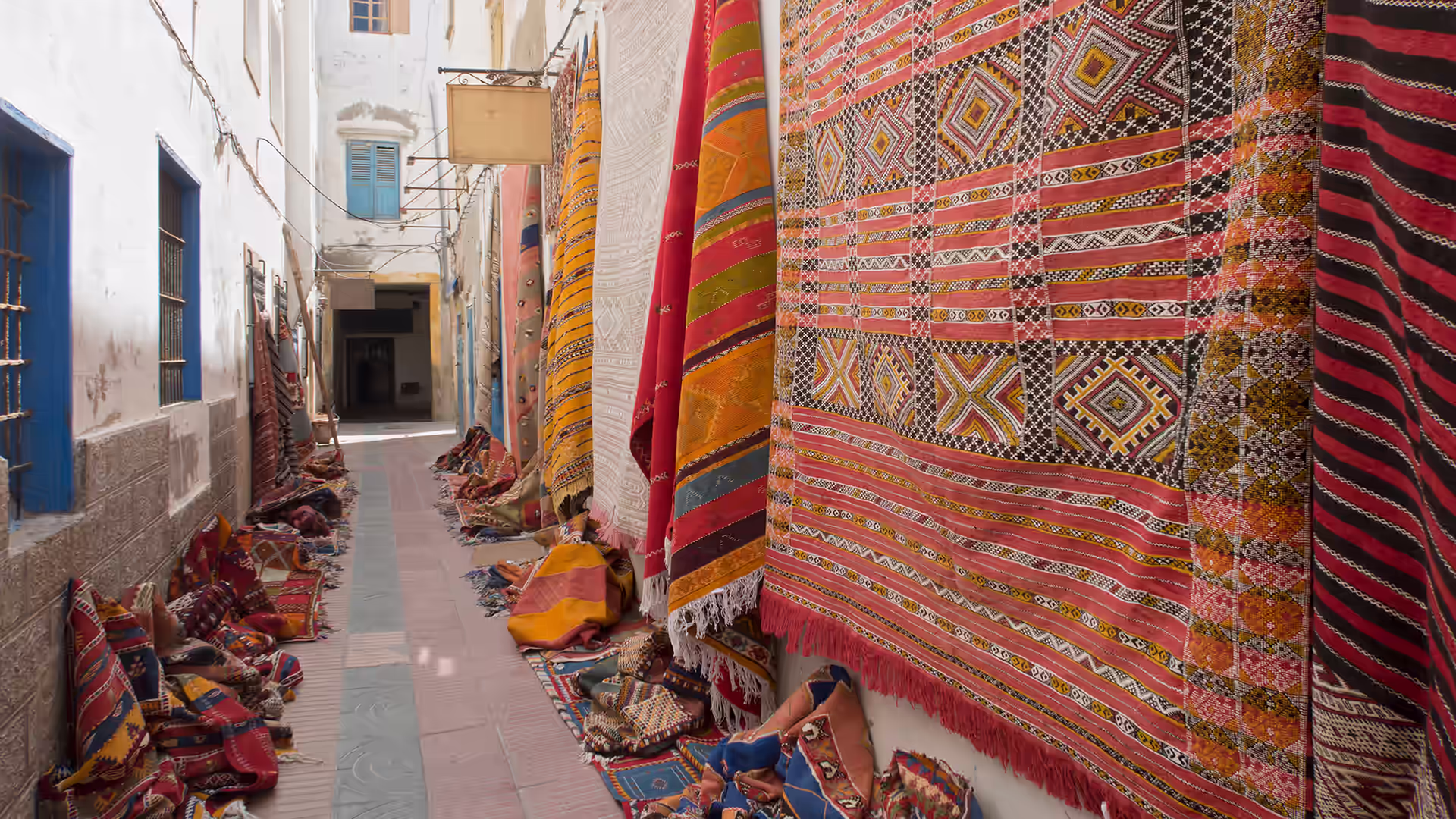 Alfombras tradicionales expuestas a la puerta de una tienda