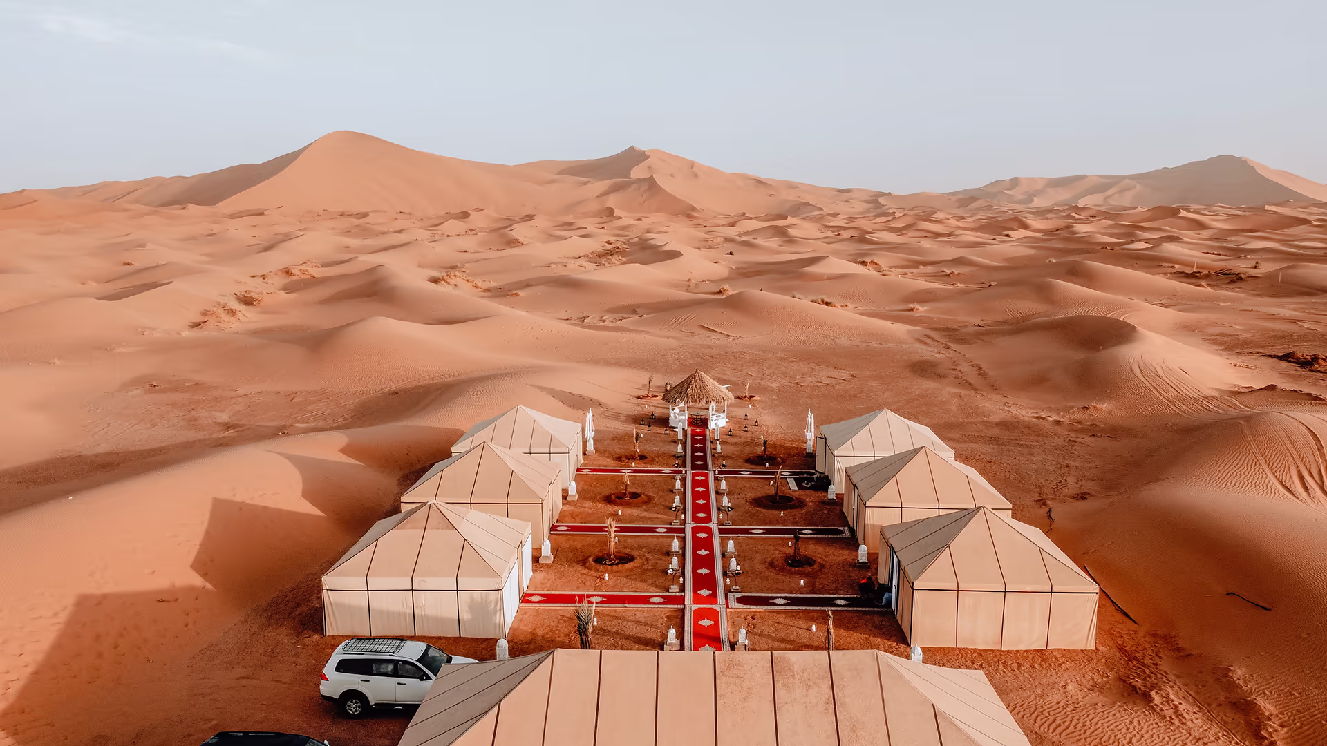 Campamento bereber entre las dunas del desierto del Sahara en Merzouga