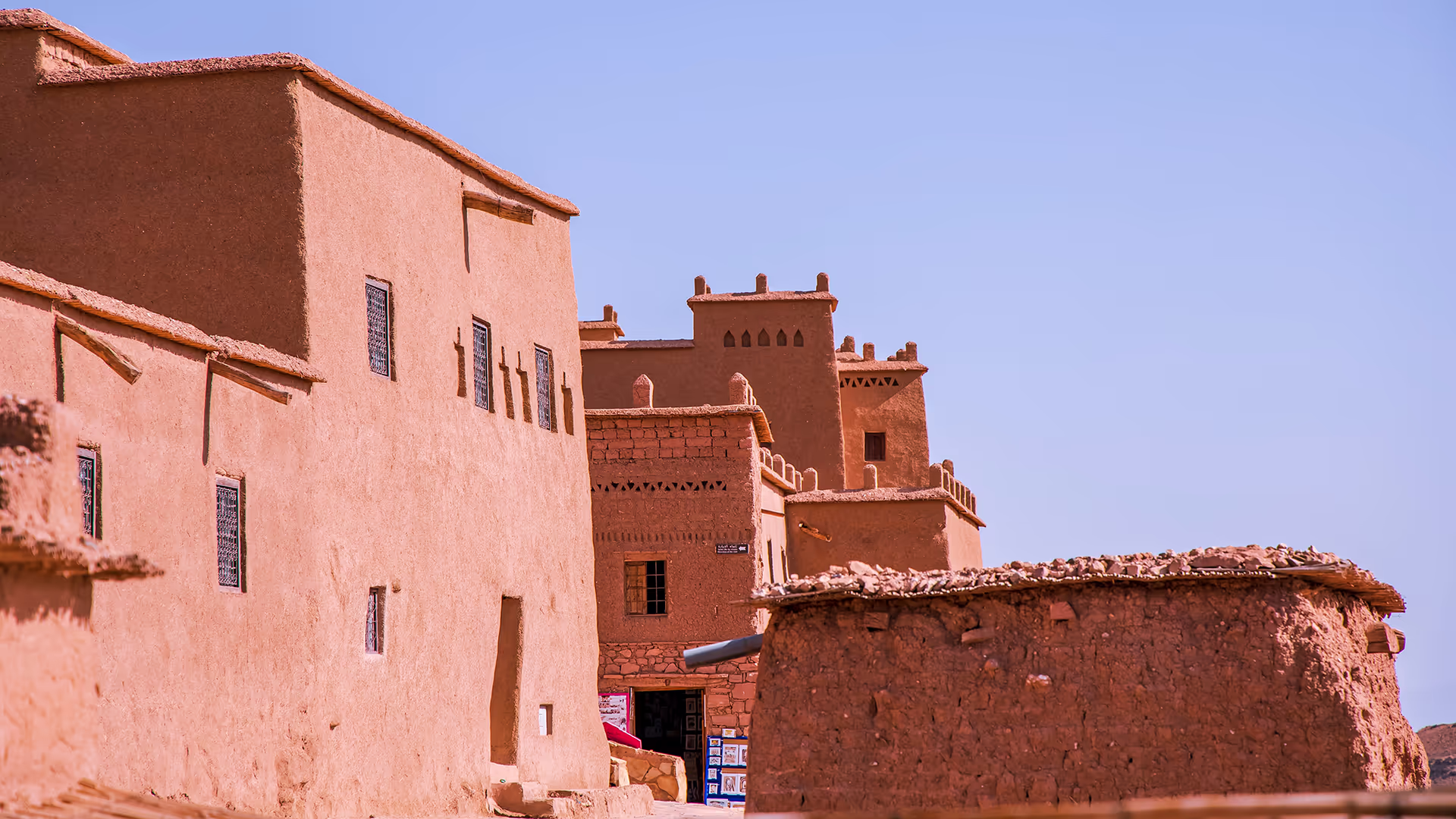 Calle junto a las kasbahs de adobe de Ouarzazate
