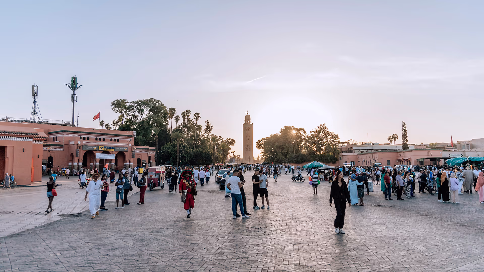 Minarete de la Koutoubia entre palmeras, Marrakech