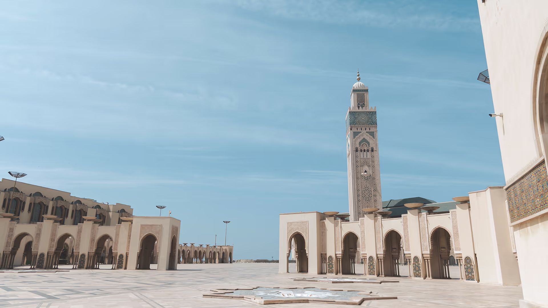 Explanada y minarete de la mezquita Hassan II de Casablanca