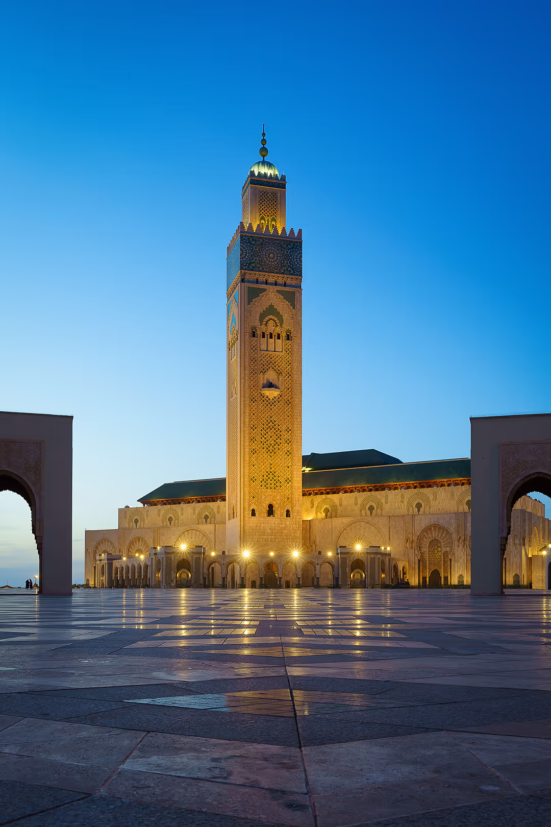 Mezquita Hassan II de Casablanca iluminada por la noche