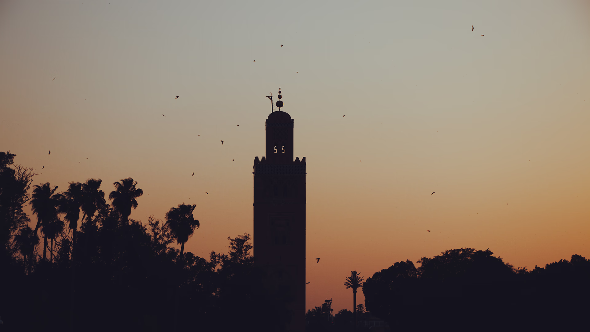 Silueta de un minarete marroquí en la hora dorada del atardecer