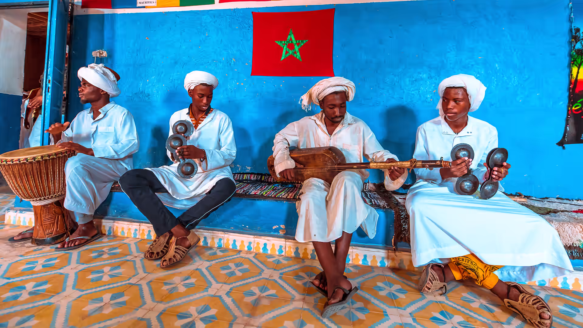 Músicos gnawa sentados tocando el guembri y tambores en Khamlia