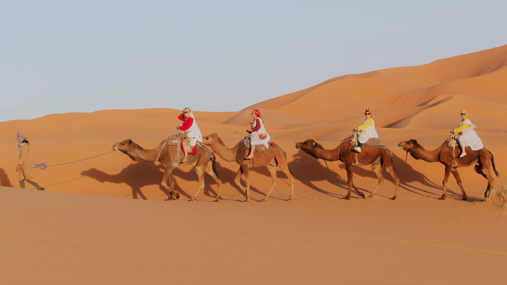 Viajeros en un paseo en camello guiado por las dunas de Erg Chebbi, Merzouga
