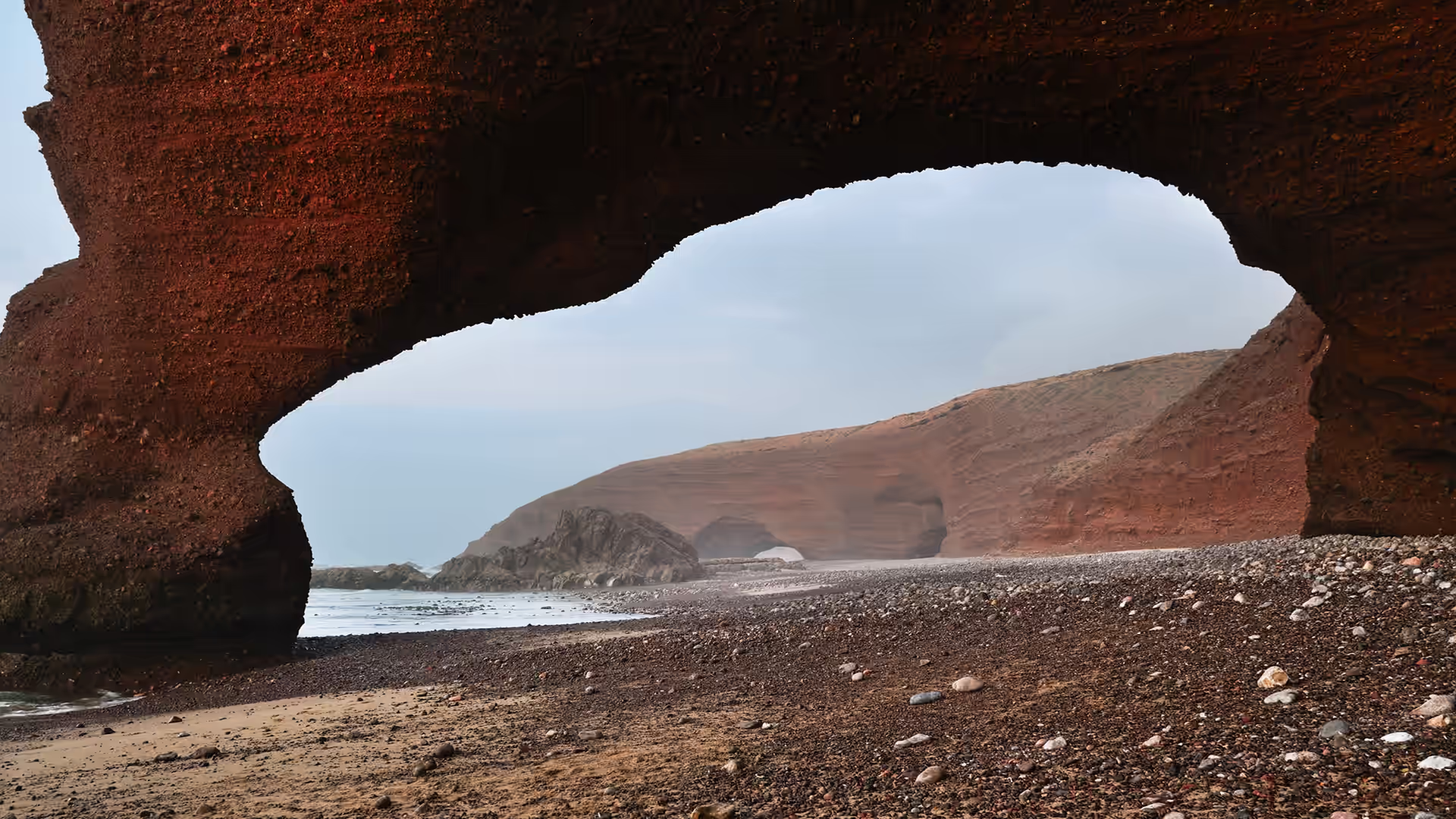 Acantilados rojizos de la playa de Legzira en la costa atlántica