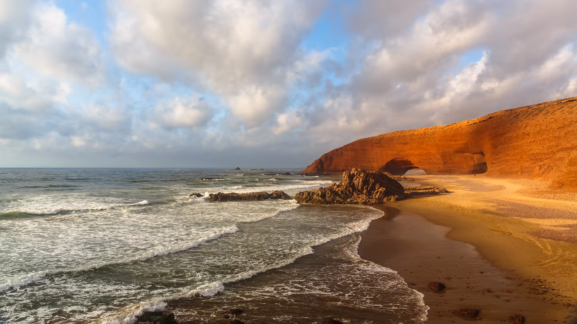 Atardecer tras el arco rojo de la playa de Legzira, océano Atlántico
