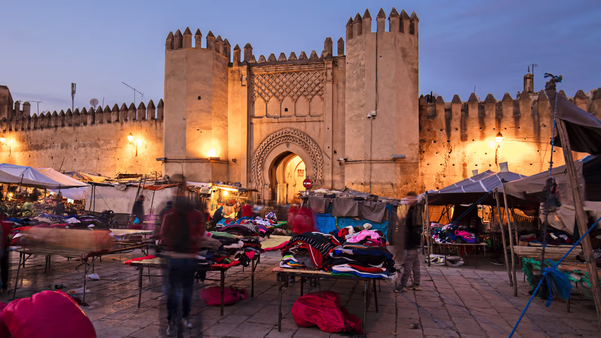 Mercado frente a la puerta de la medina de Fez al anochecer