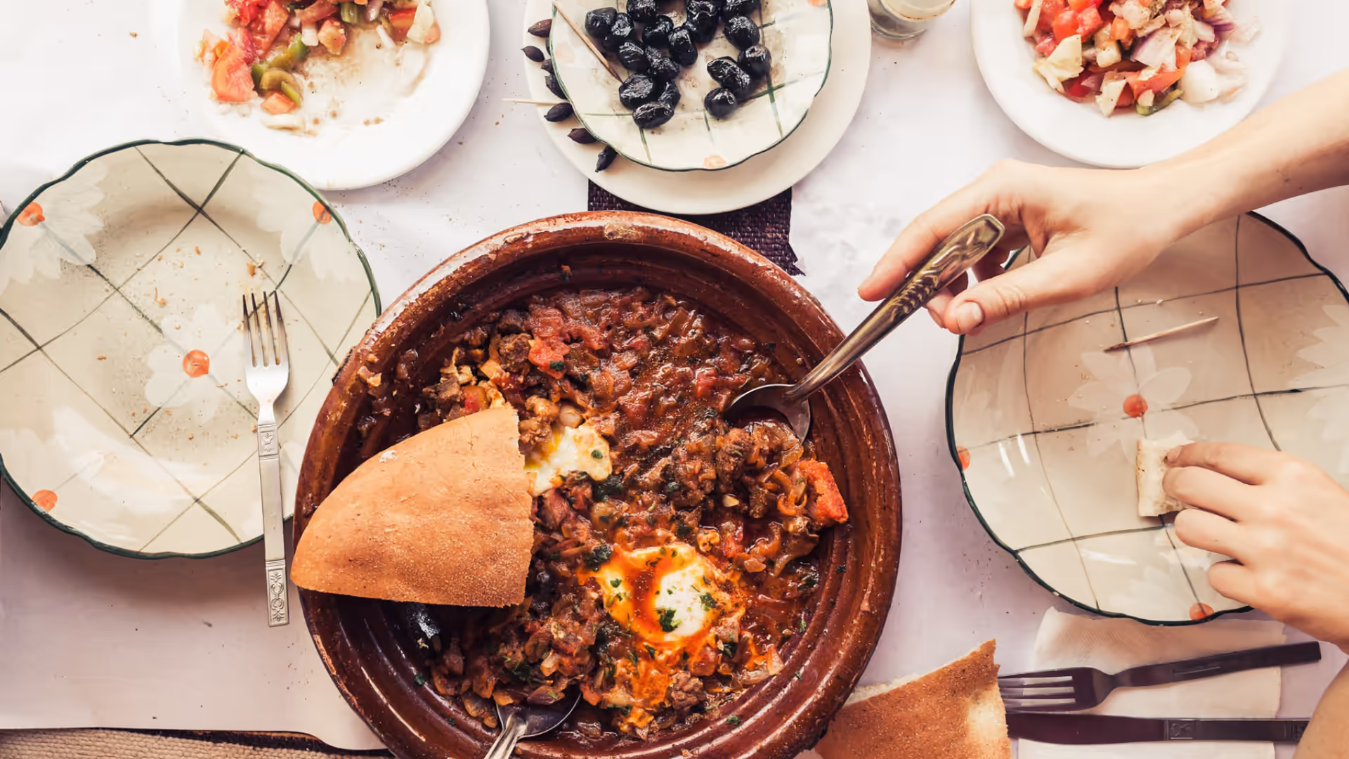 Tajín bereber de huevos con pan recién hecho en Erfoud, sur de Marruecos